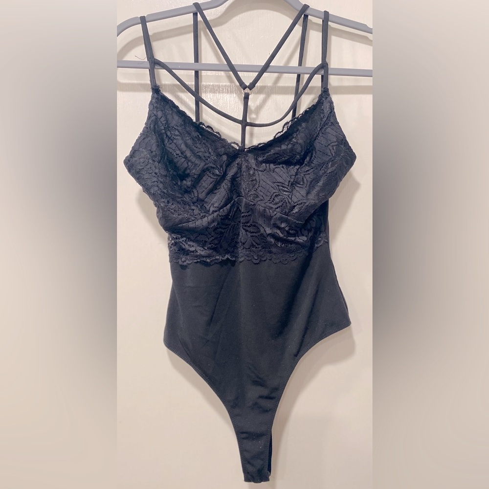 FINAL PRICE 💚EUC Fashion Nova Lace and Strappy Bodysuit in size small